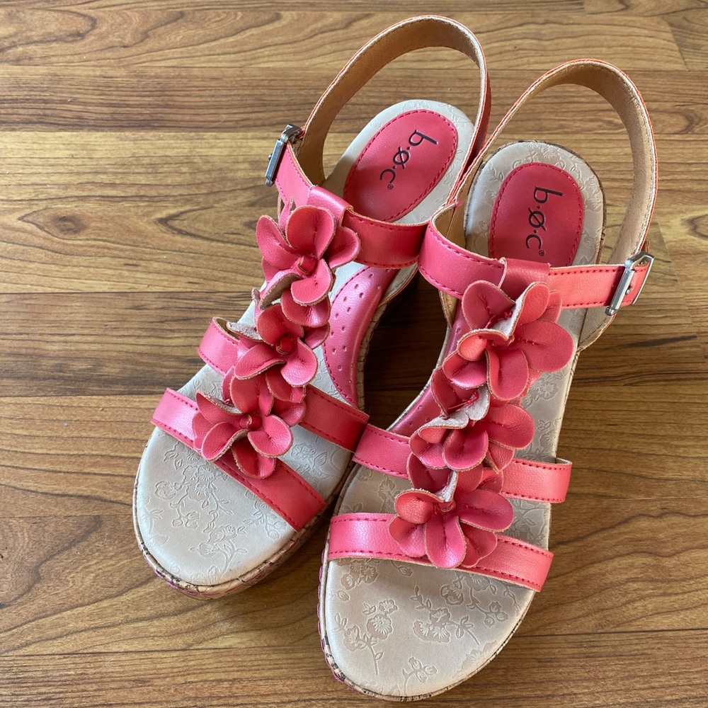 - New beautiful wedge strappy sandal